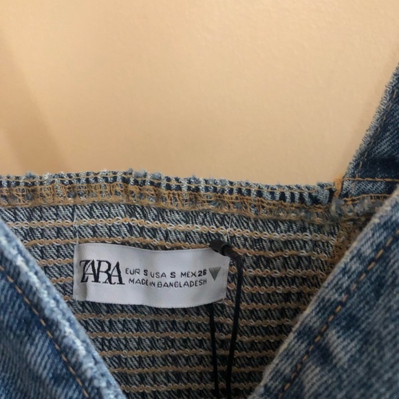 ZARA Denim top, Size small, 4 button front closure, Shirred back detail, cotton - Picture 3 of 4